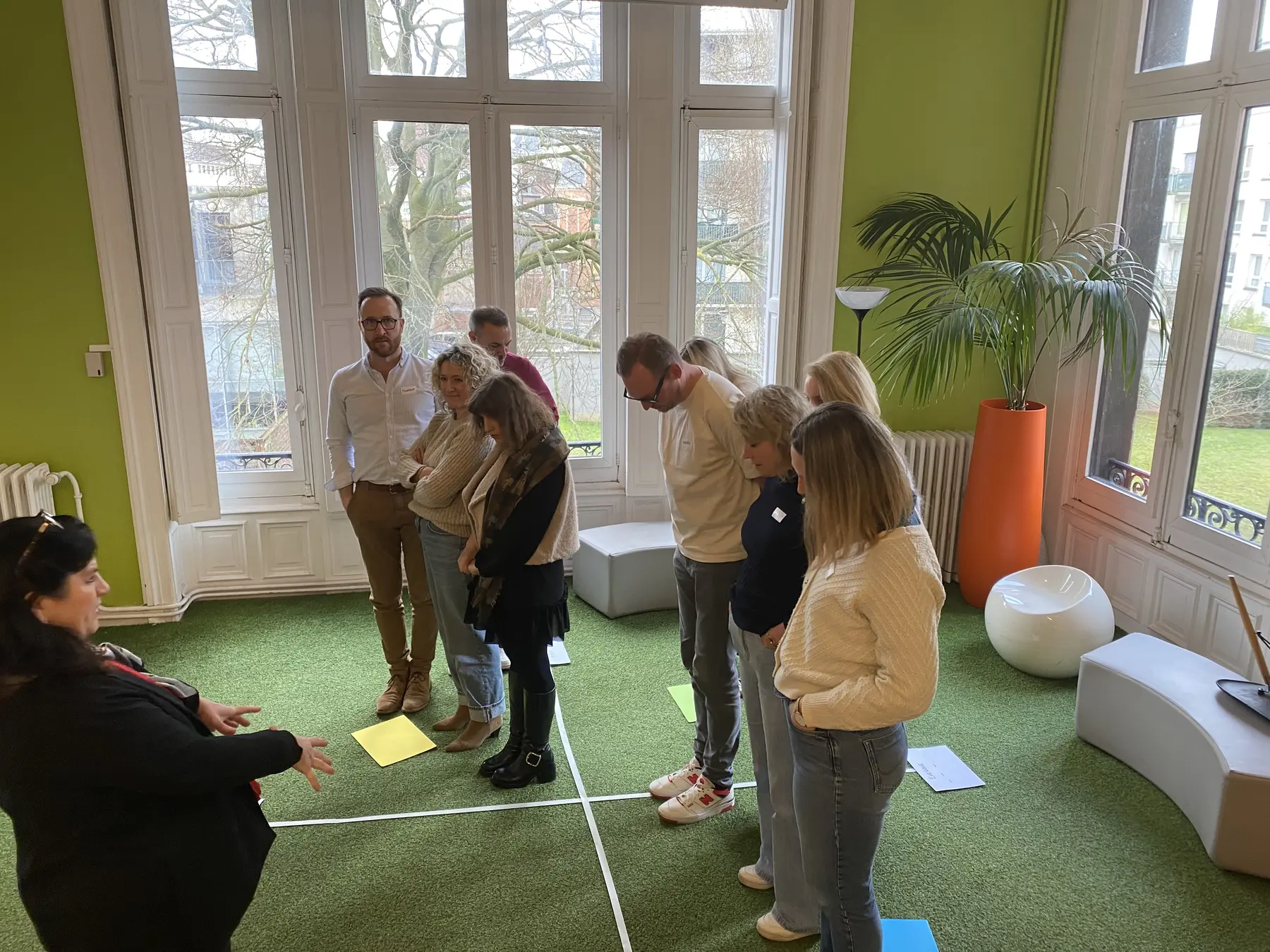 Les participants prennent part à un exercice collectif dans les espaces de La Maison d'Alfred.