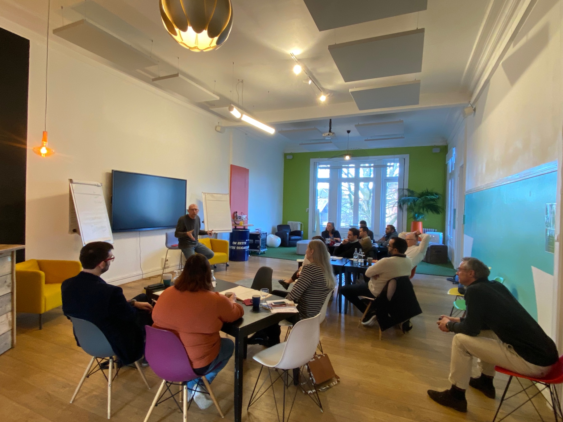 Travail collectif dans le salon de La Maison d'Alfred lors d’un Parcours Manager.