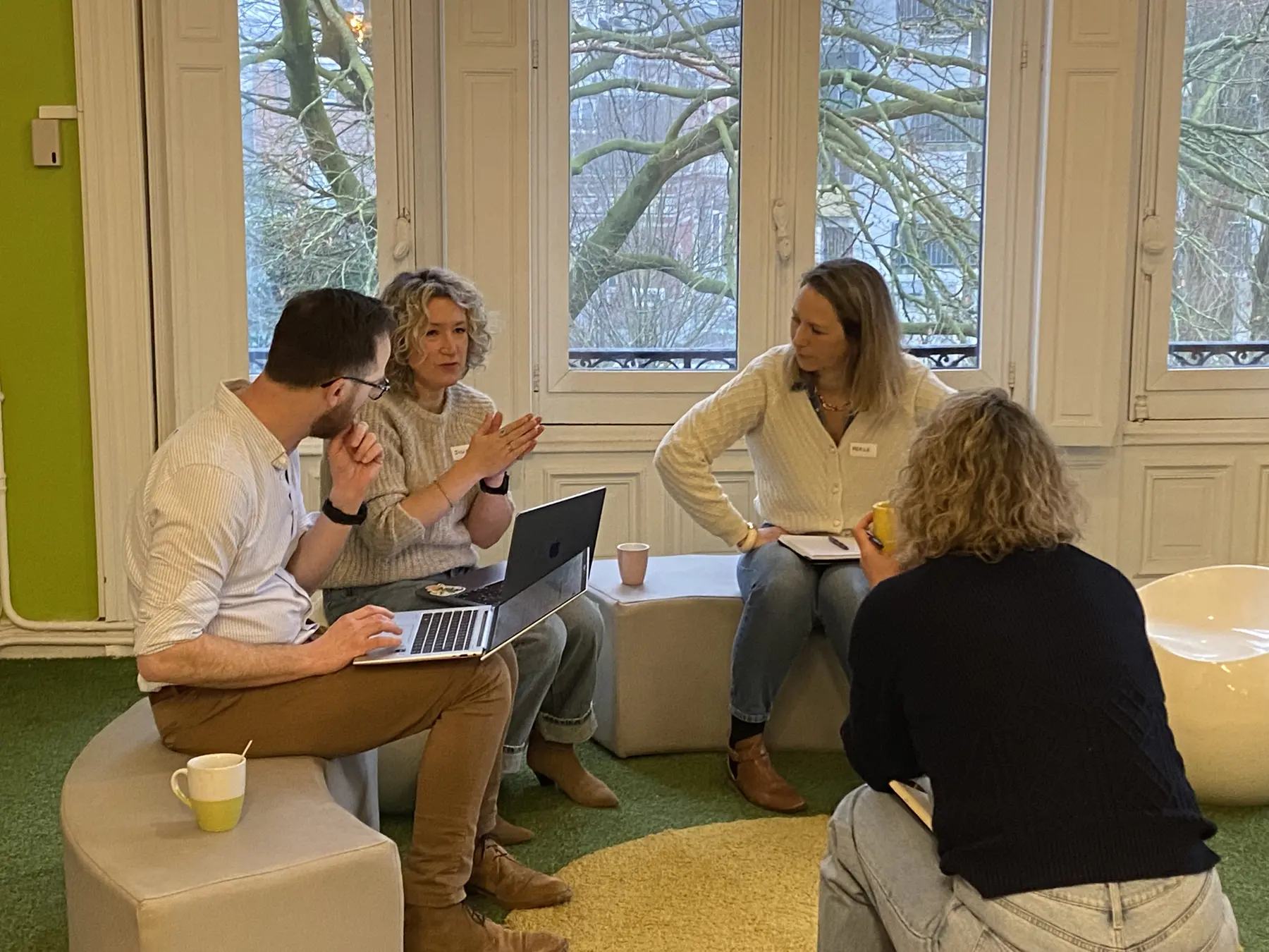 Des participants du Parcours Leader Inspirant travaillent ensemble autour d'une situation réelle.