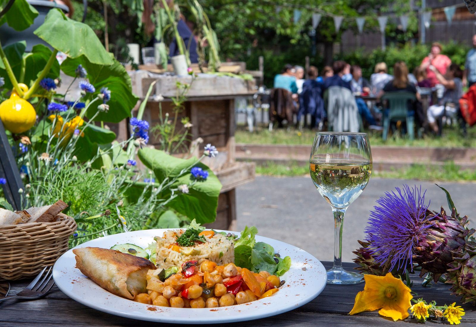 Déjeuner en extérieur, cuisine fraîche et conviviale