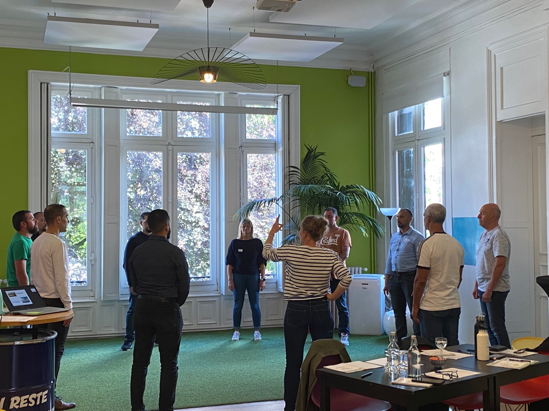 Managers réunis en cercle pendant un Parcours Manager Inspirant