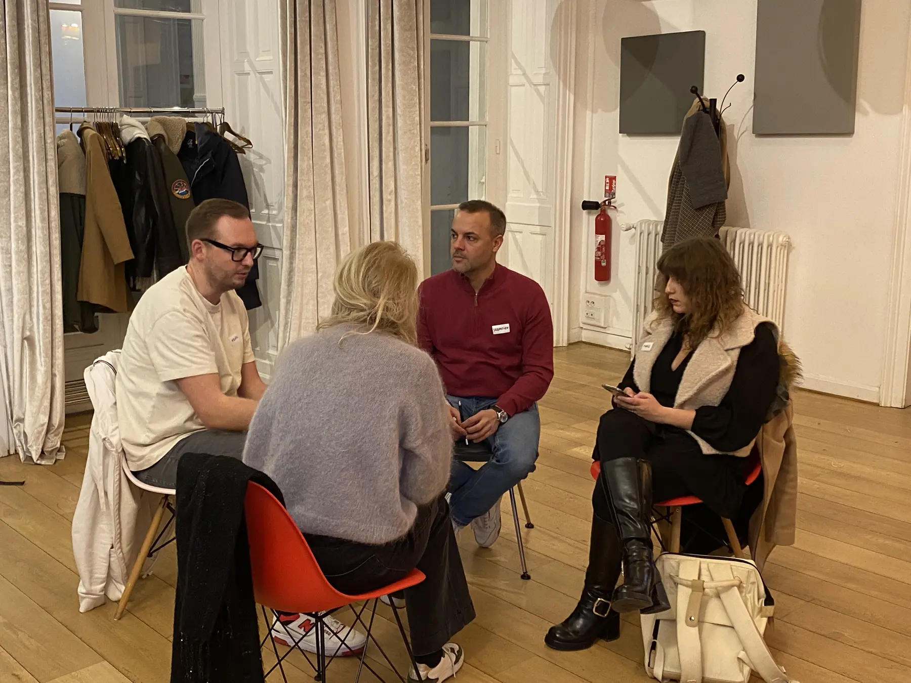 Des participants du Parcours Leader Inspirant échangent en sous-groupe à La Maison d'Alfred.