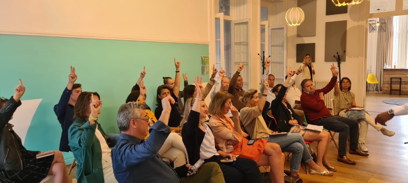 Groupe de dirigeants en mouvement lors d’une animation collective à La Maison d'Alfred