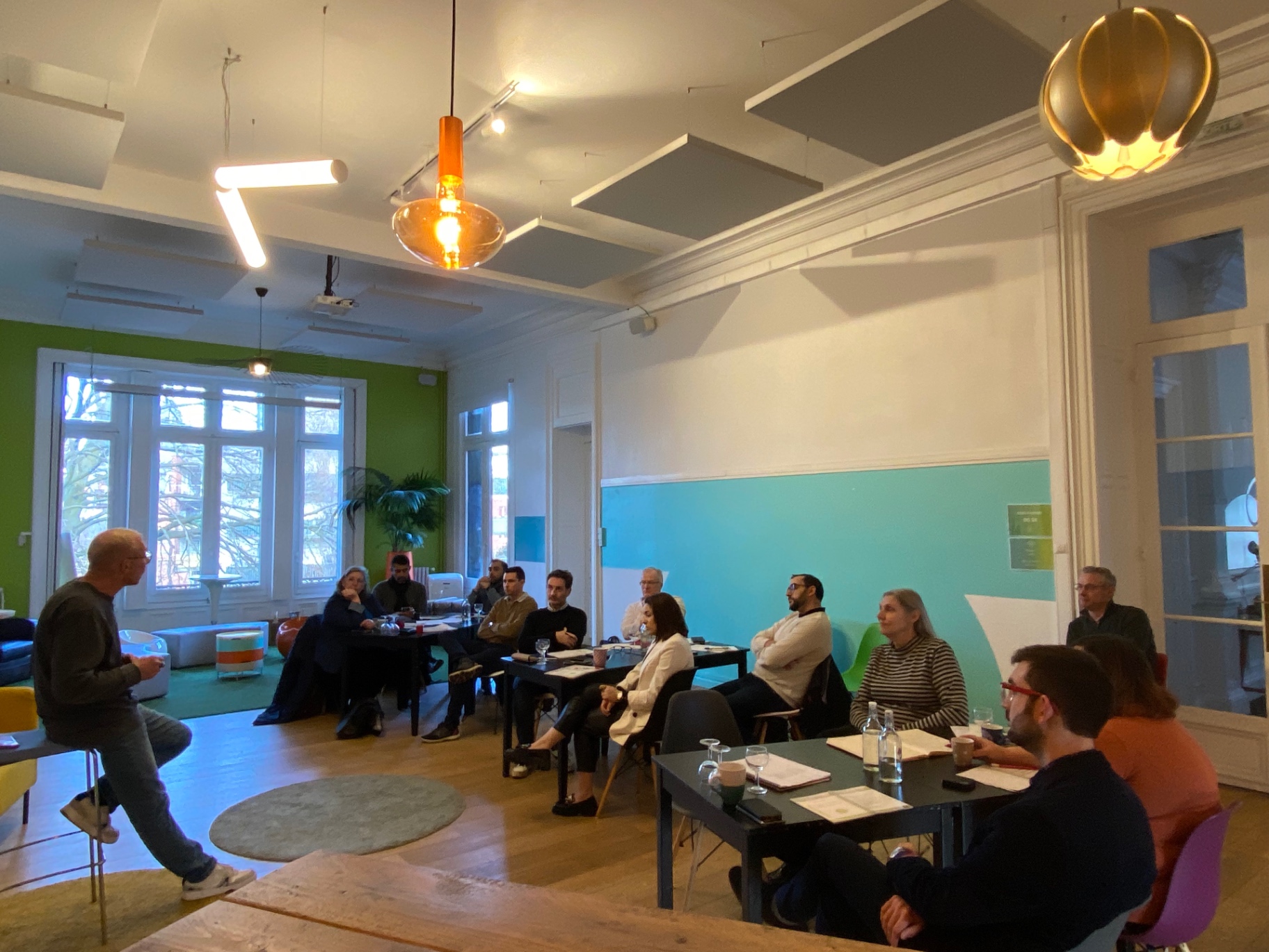 Managers en situation d'écoute pendant un Parcours Manager Inspirant