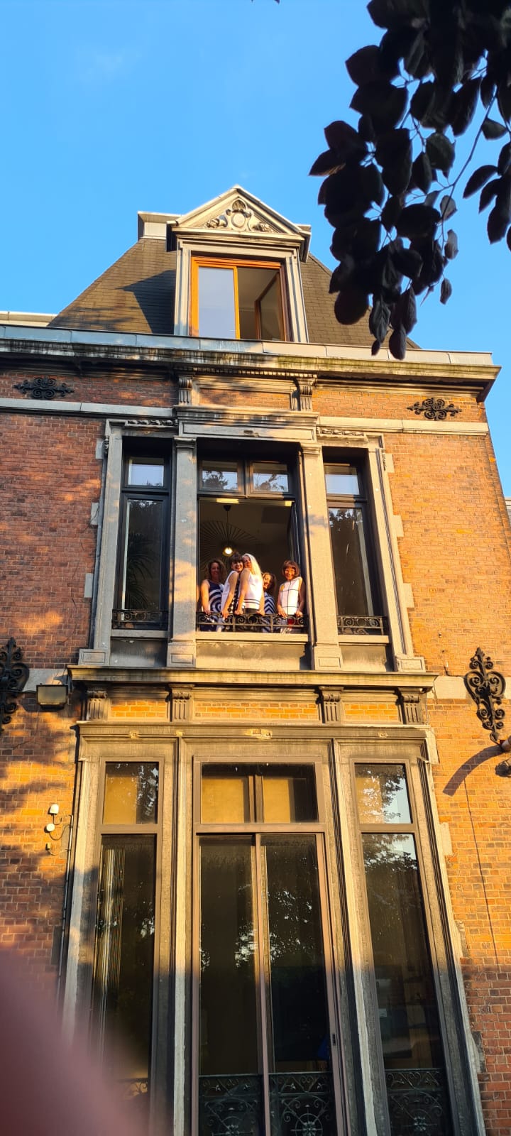 Vue extérieure de la Maison au coucher du soleil