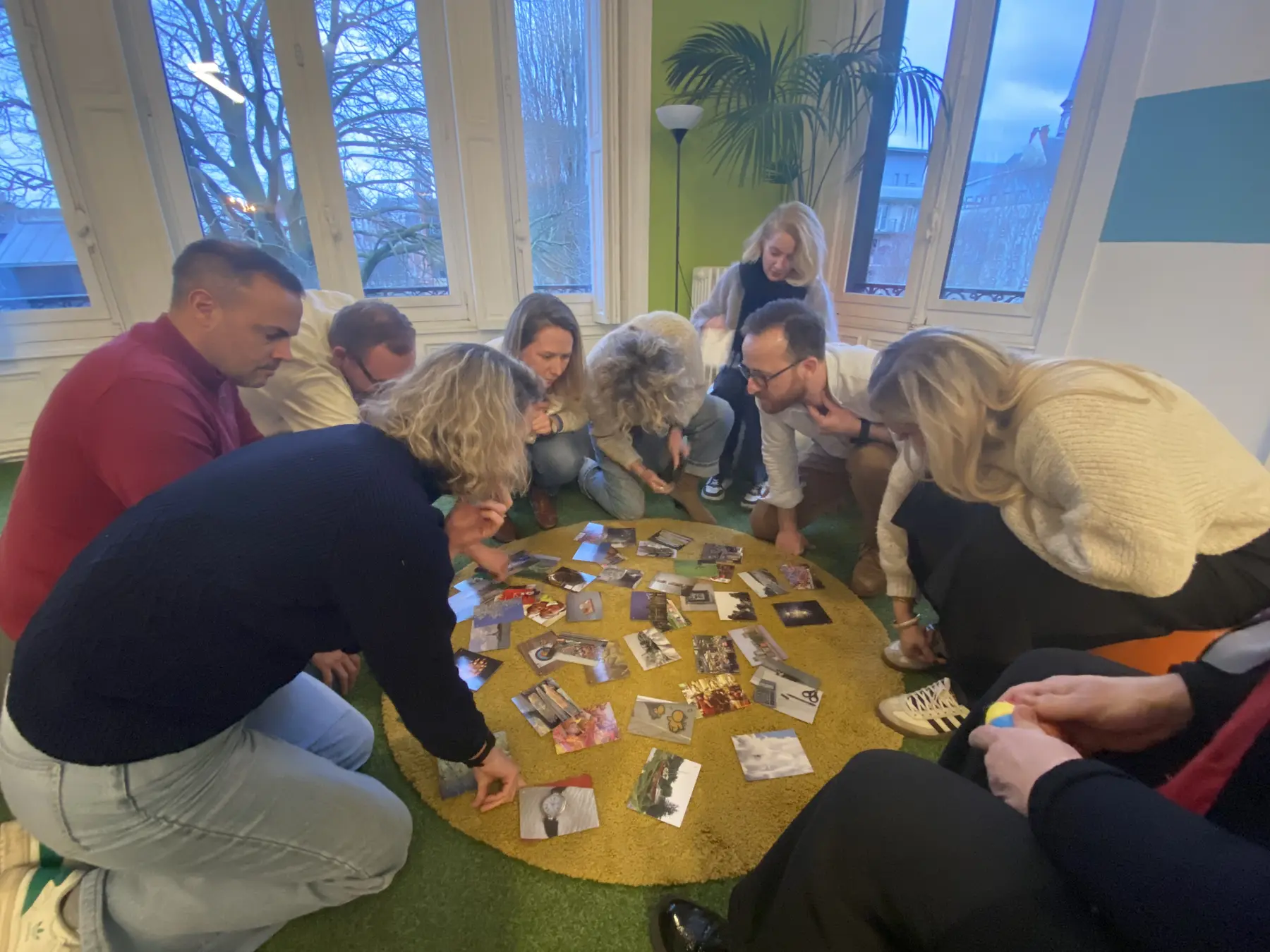 Les participants réunis autour de cartes construisent une réflexion collective à La Maison d'Alfred.