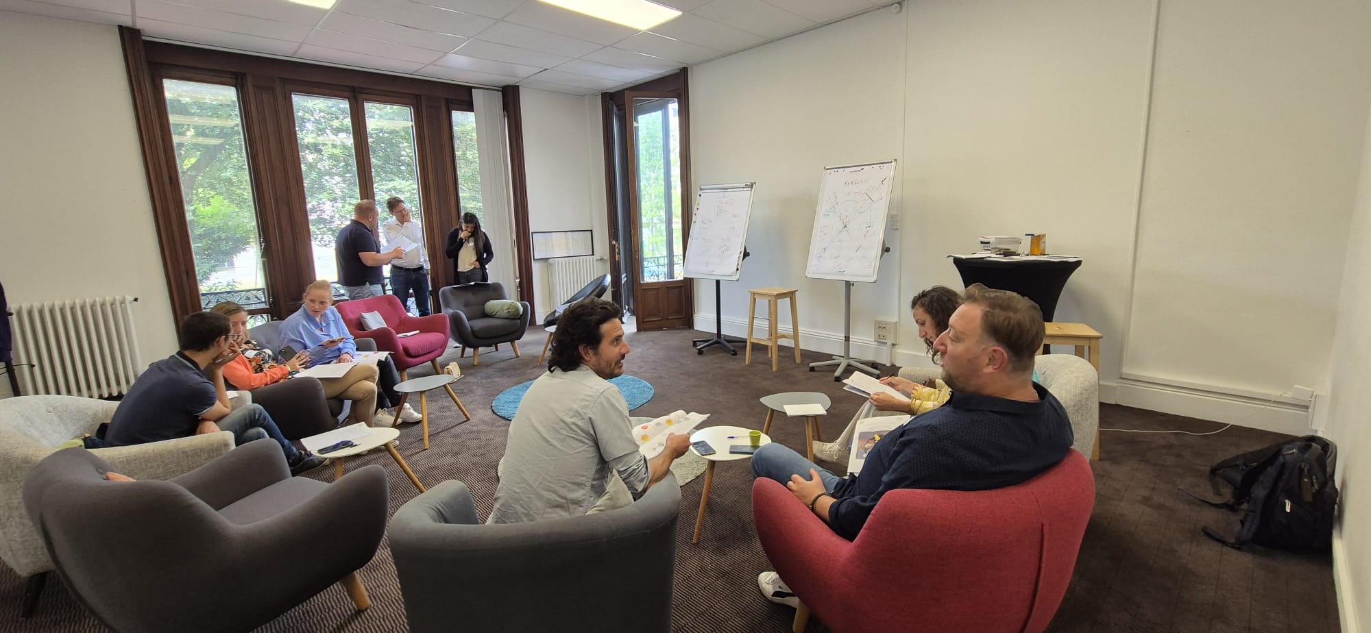 Travail en sous-groupes au salon — parcours Leader