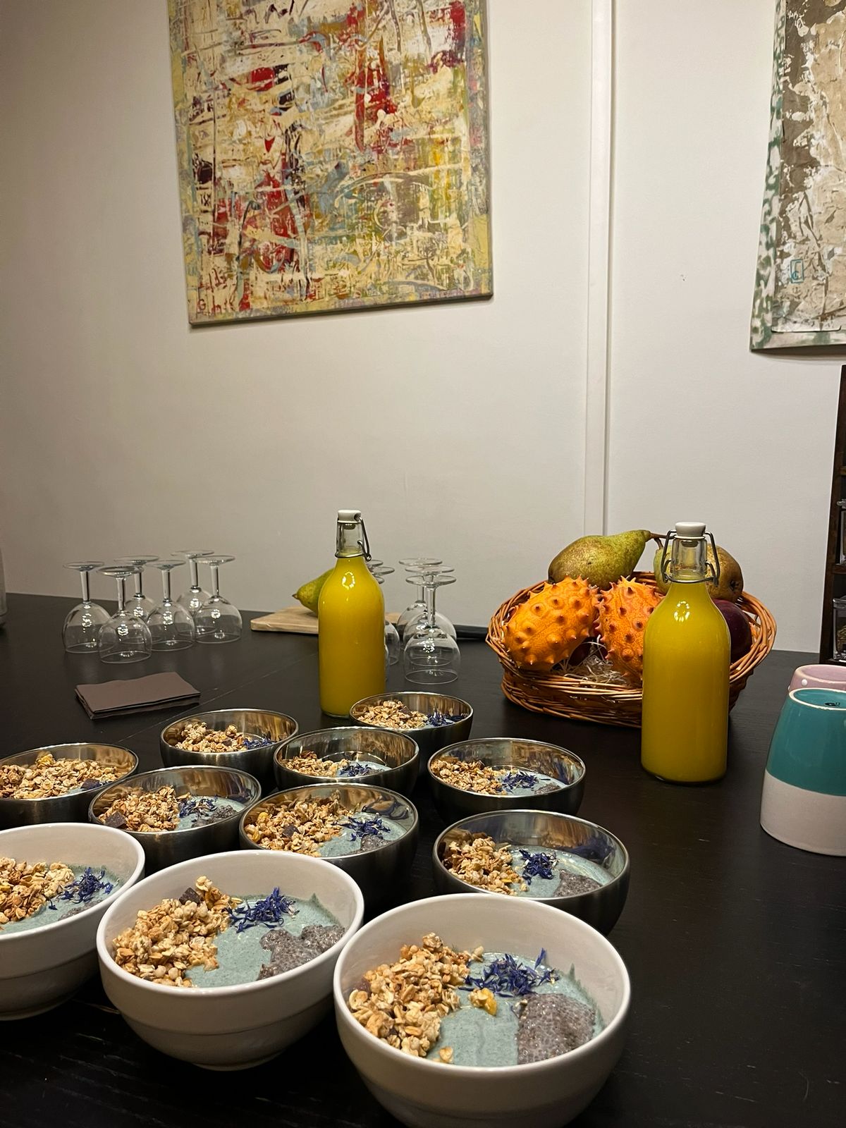 Petit-déjeuner sain : bowls smoothie, granola et jus frais