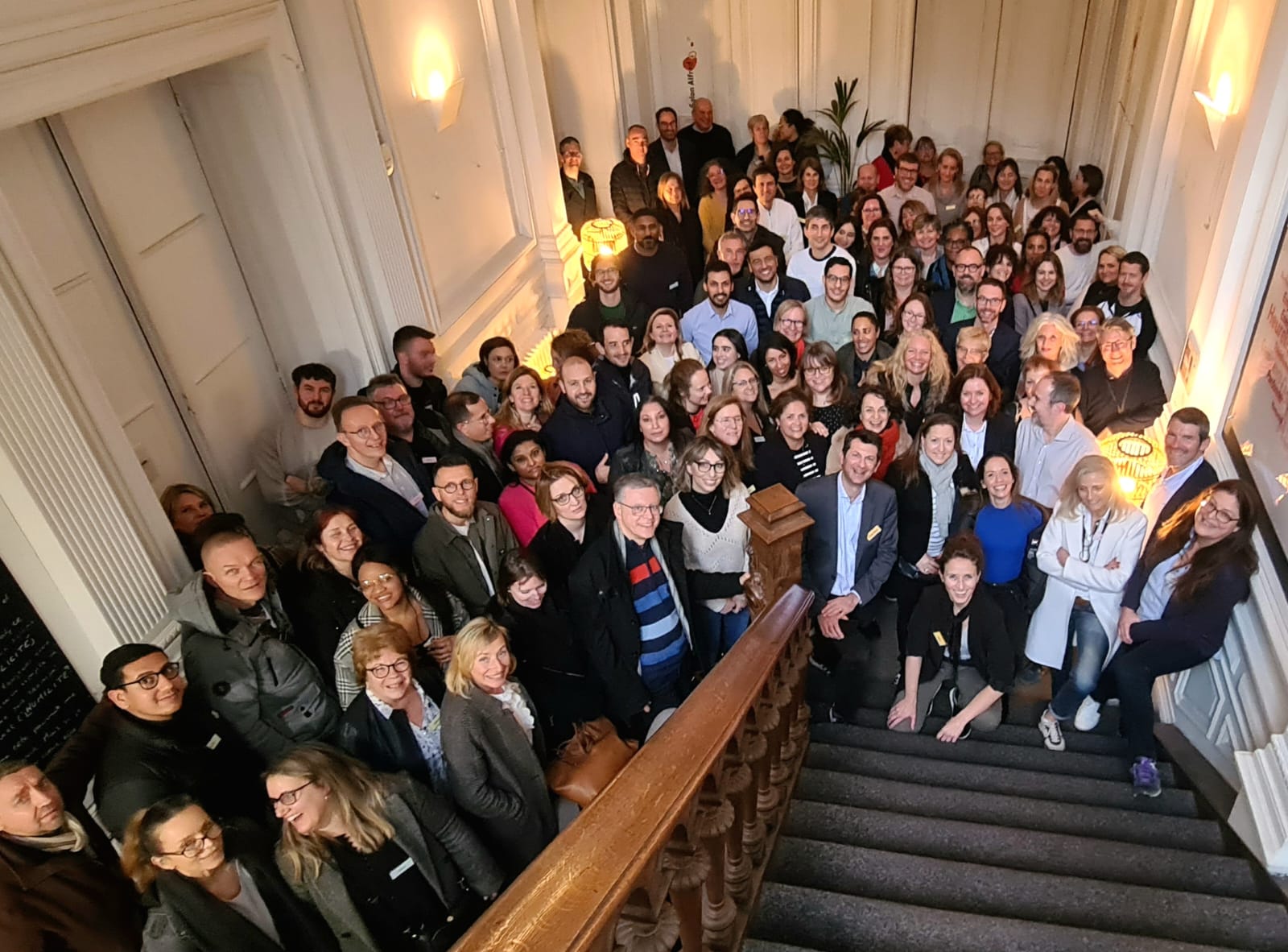Rassemblement de 120 personnes dans le hall de la Maison