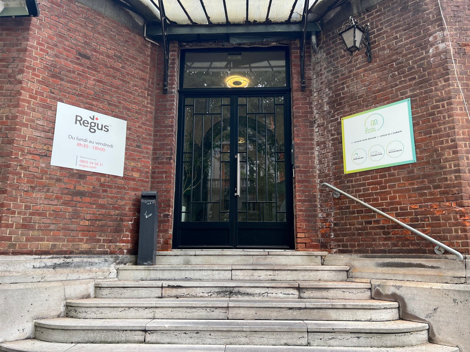 Entrée de La Maison d'Alfred — Regus