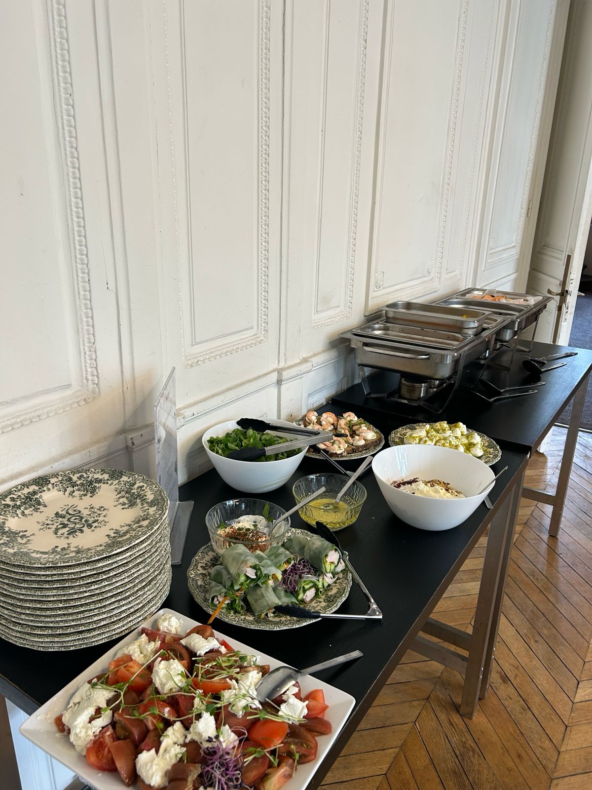 Buffet traiteur dans un salon haussmannien de La Maison
